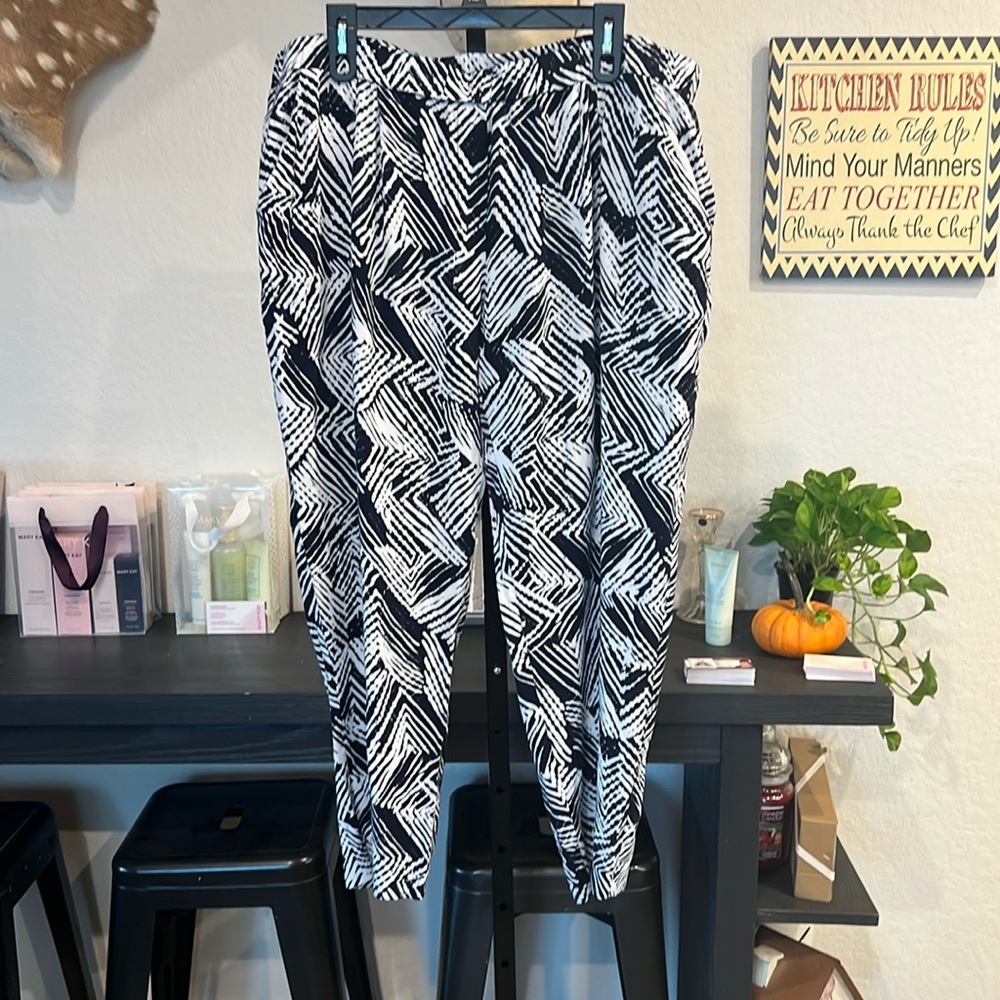 Women’s Trina Turk size XL stretchy pants with pockets